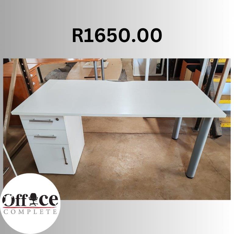 D07 - Table white + pedestal size 1.6 x 800 R1650.00