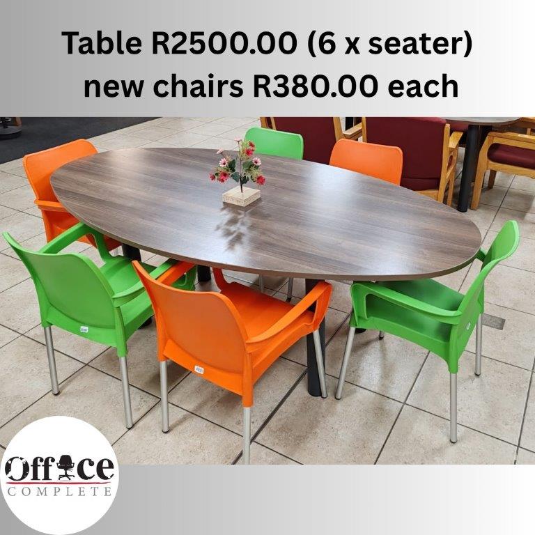 D09 - Oval Boardroom table 6 x seater size 2.1 x 1.1 R2500.00